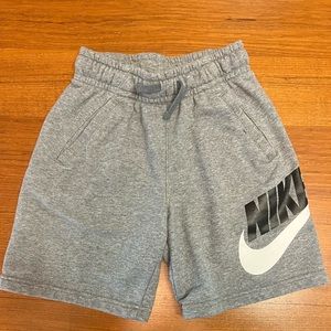 NIKE SHORTS BOYS SIZE M